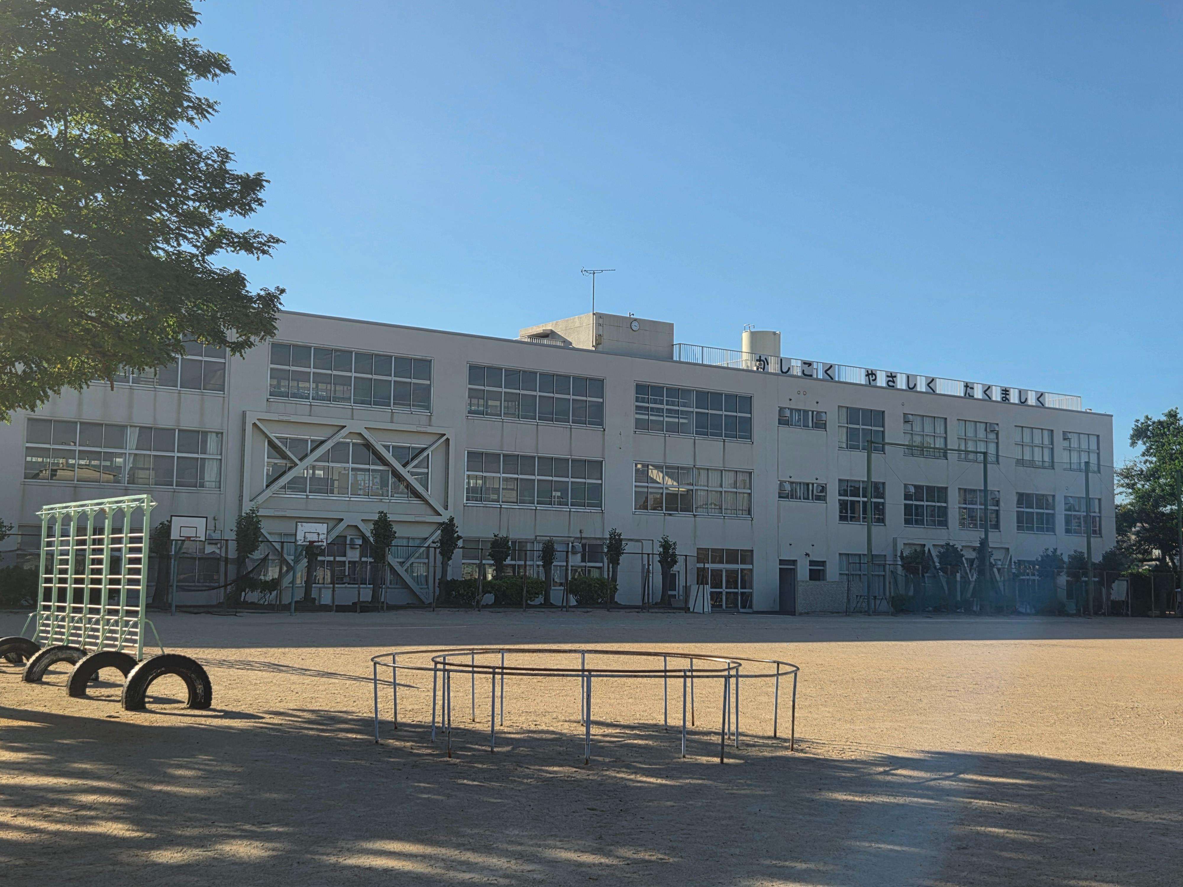 小学校　下関市立角倉小学校（小学校）まで923m