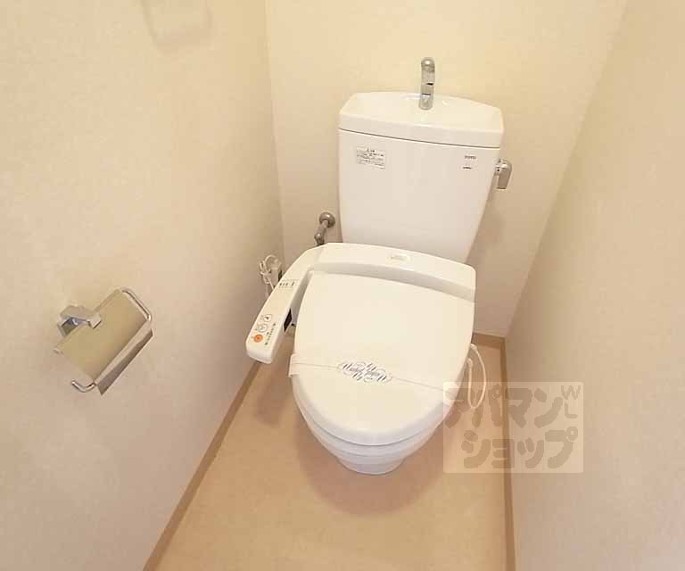 トイレ　暖房付き温水洗浄便座も完備