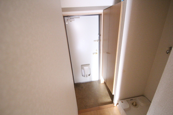 玄関　※別号室の写真です