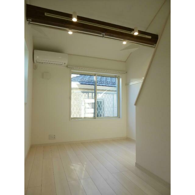 居室・リビング　梁（はり）が特徴的な明るいお部屋です