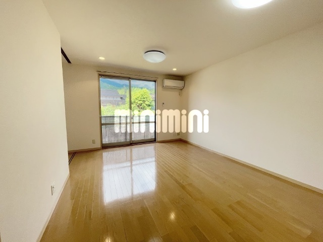 居室・リビング　同型タイプのお部屋です。