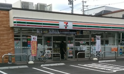 コンビニ　セブンイレブン（コンビニ）まで141m
