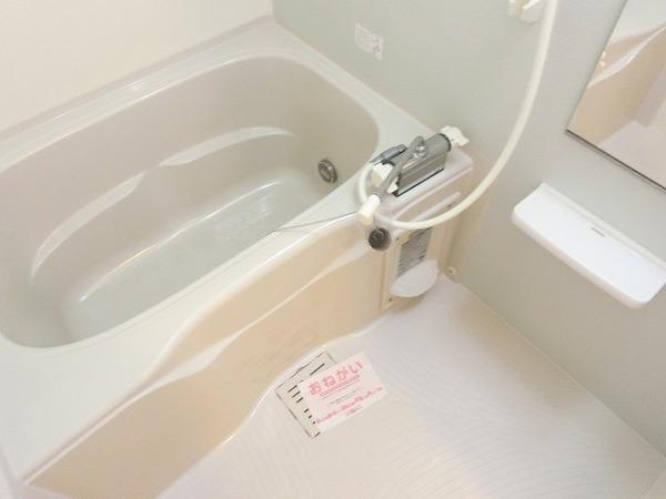 バス・シャワールーム　浴室乾燥機、追い焚き機能付きバス！