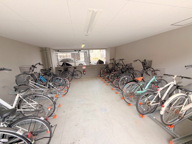 駐車場　敷地内には入居者専用の駐輪スペースもあります。