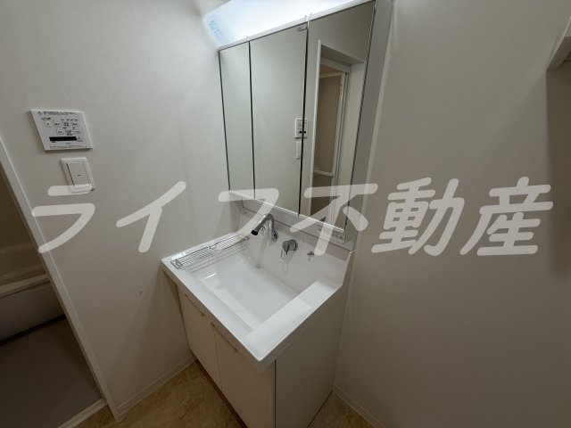 洗面設備　独立洗面台あり、毎朝おしゃれに忙しい女性の方におすすめです
