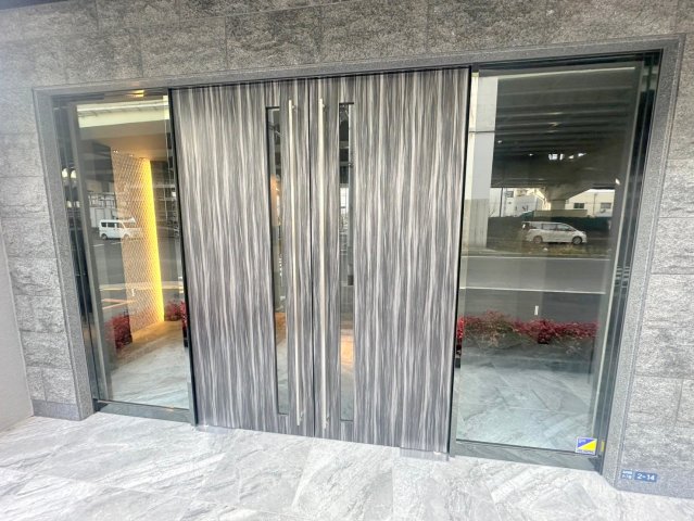 エントランス　オシャレなエントランスは安心のオートロック付きです。