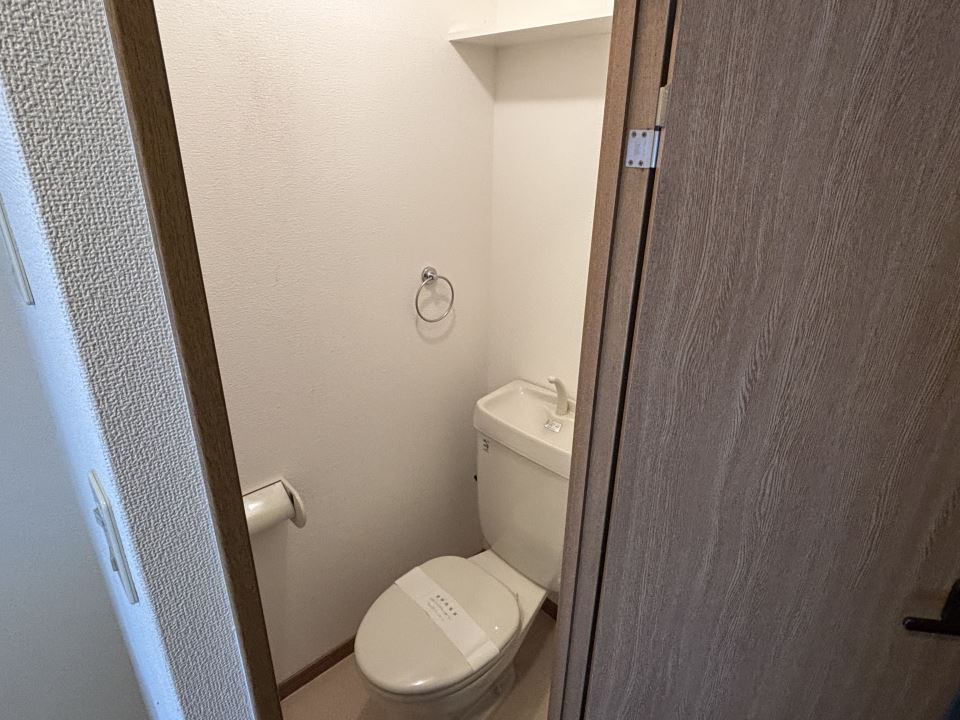 トイレ　便利な吊り棚があるトイレ