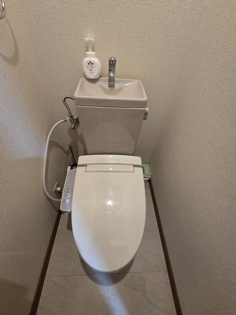 トイレ　温水洗浄便座付き