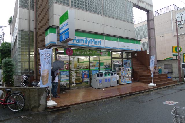 コンビニ　ファミリーマート（コンビニ）まで150m