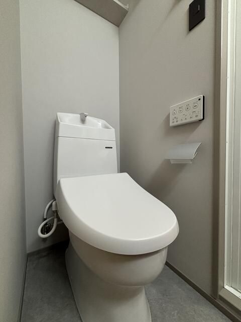 トイレ　落ち着いた色調のトイレです