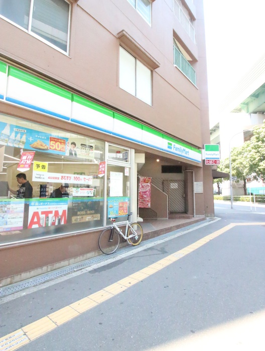 コンビニ　ファミリーマート（コンビニ）まで600m