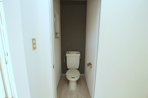 トイレ　人気のバストイレ別仕様です。