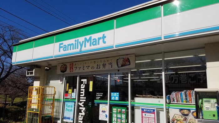 コンビニ　ファミリーマート（コンビニ）まで490m