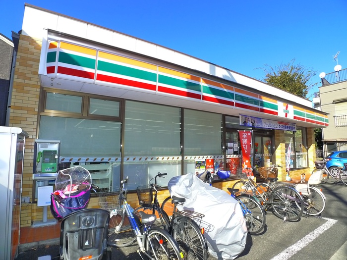 コンビニ　セブンイレブン（コンビニ）まで302m
