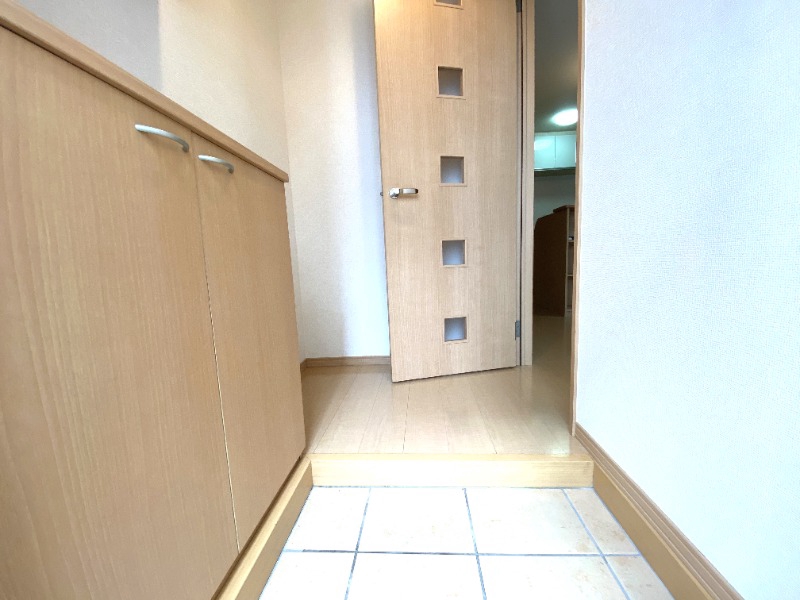 玄関　玄関を一歩入ると・・・こんな感じです。