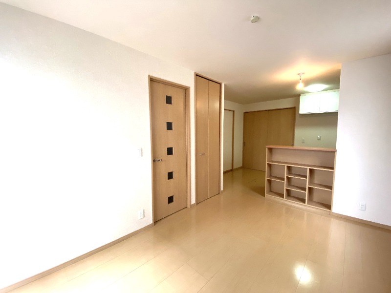 居室・リビング　白を基調にした明るいお部屋です。