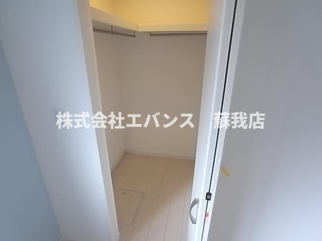 収納　十分な収納スペースのウォークインクローゼットです