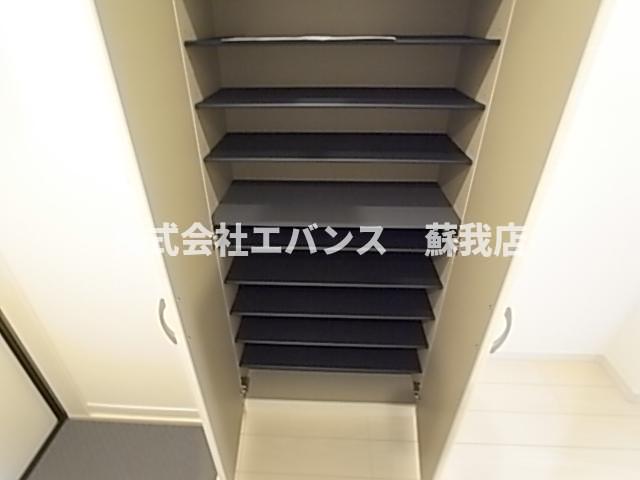 エントランス　十分な収納スペースのシューズボックスです