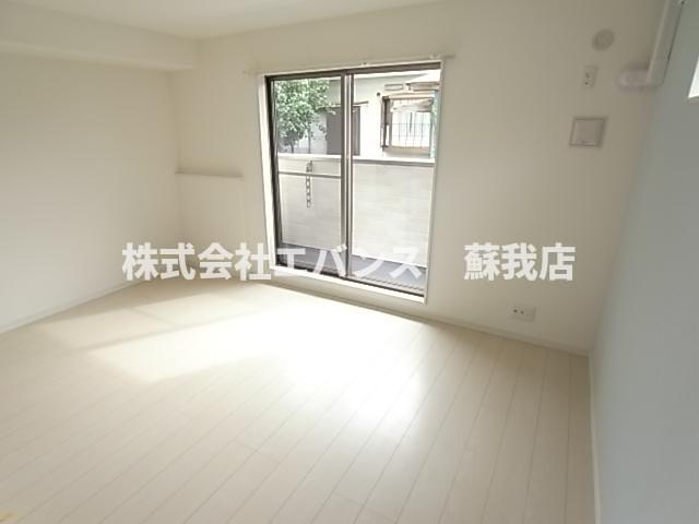 居室・リビング　使いやすいフローリングの居間です