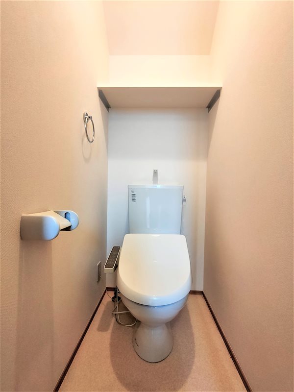トイレ　温水洗浄便座付きのトイレです。