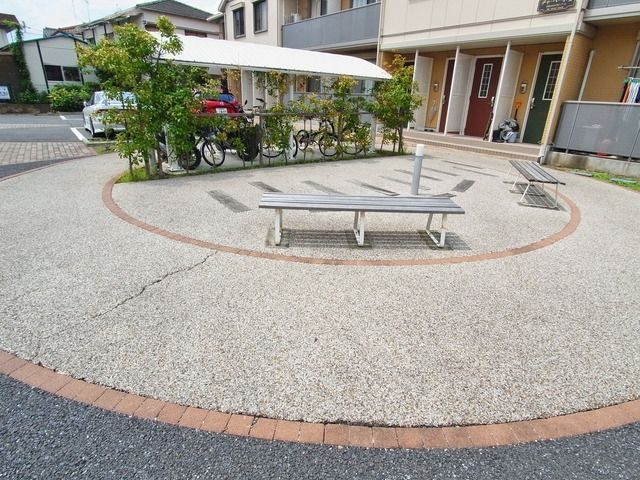 エントランス　♪パティオのある建物です♪