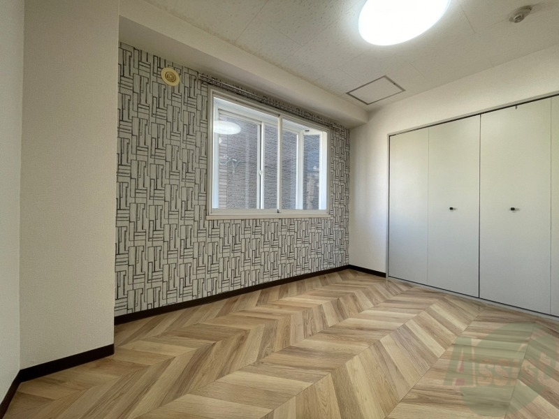 その他部屋・スペース　寝室はこちらです。光が差し込む、温かみのあるお部屋です。