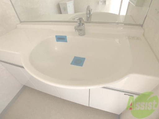 洗面設備　トイレの隣に独立洗面台があります。鏡も大きくて便利です。