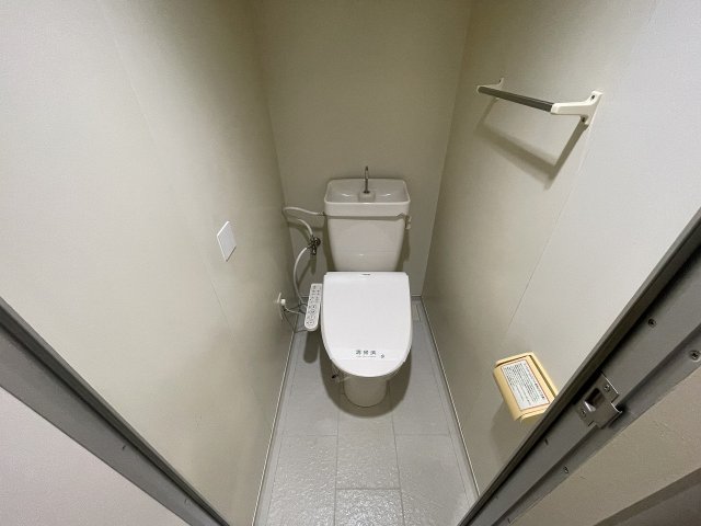 トイレ　落ち着いた色調のトイレです