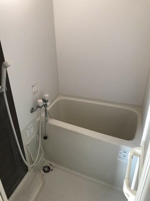 バス・シャワールーム　同建物別部屋参考 清潔感のあるバスルームです。