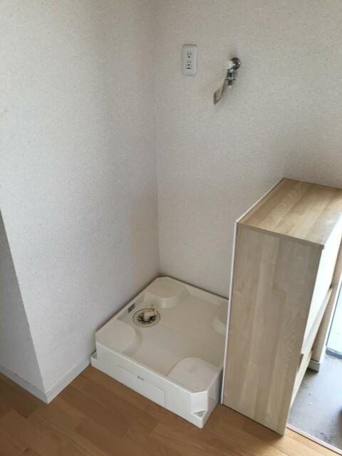 その他　同建物別部屋参考玄 関横の室内洗濯機置き場です。