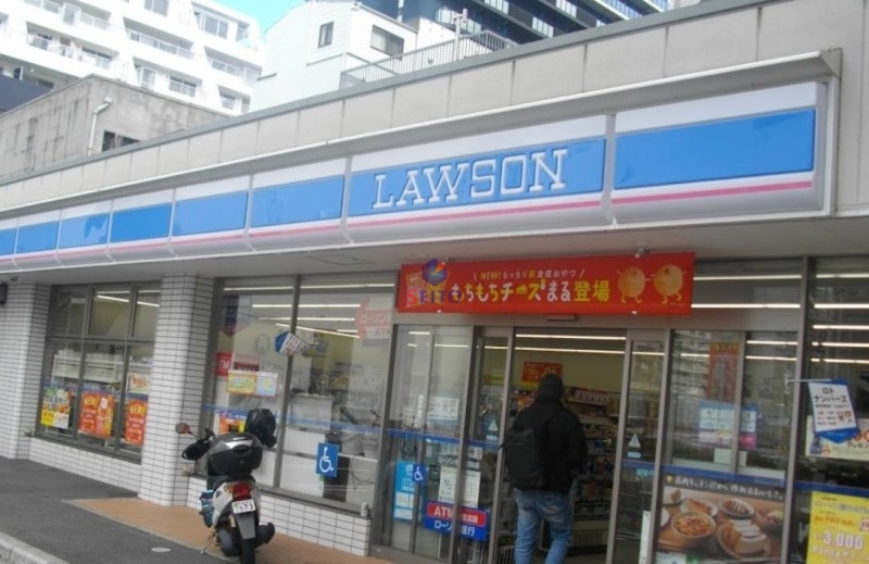 コンビニ　ローソン桜川駅前店（コンビニ）まで290m
