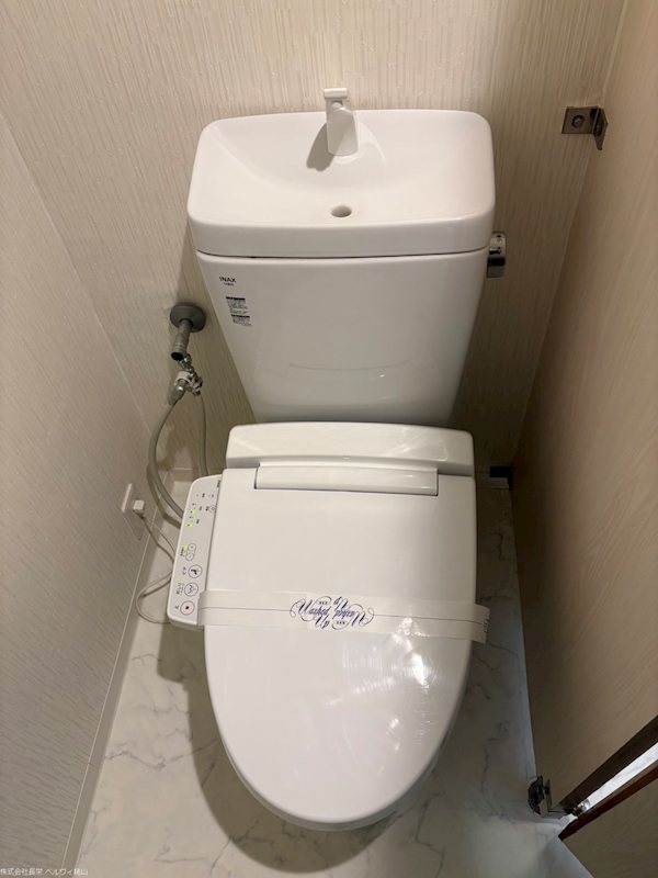 トイレ　※同タイプの103号室の画像です。