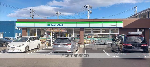 コンビニ　ファミリーマート六丁目左近堀店（コンビニ）まで750m