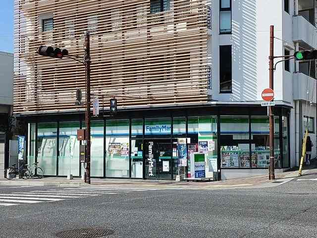 コンビニ　ファミリーマート東灘岡本橋店様（コンビニ）まで550m