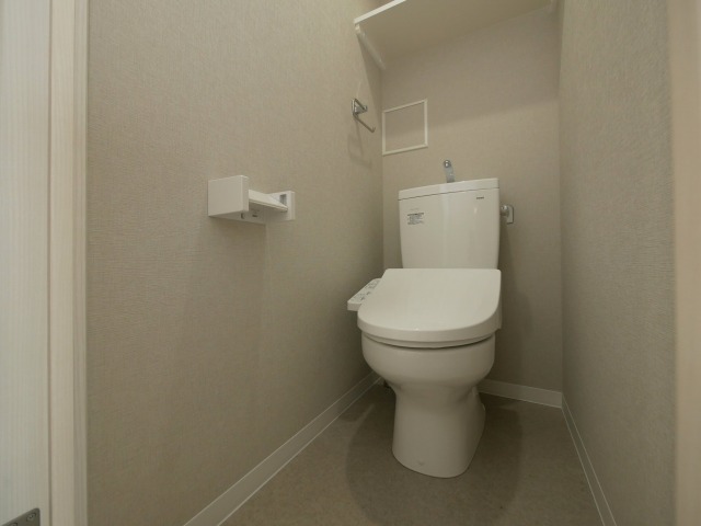 トイレ　落ち着いた色調のトイレです