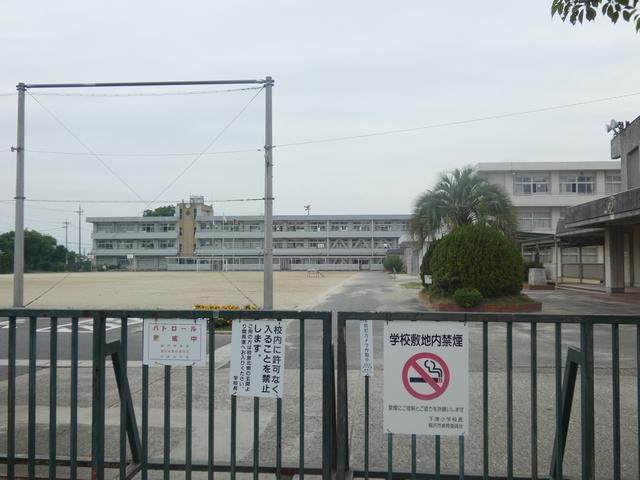 小学校　市立下津小学校（小学校）まで910m