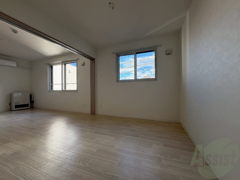 その他部屋・スペース　こちらのお部屋は光が差し込む、温かみのあるお部屋です。