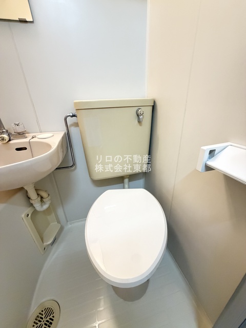 トイレ　白基調で清潔感のあるトイレです♪