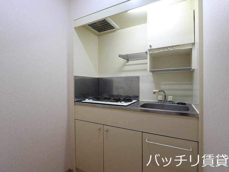 キッチン　別号室タイプの為、現状を優先いたします