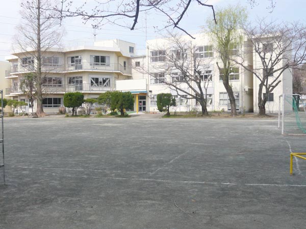 小学校　多摩第三小学校（小学校）まで158m