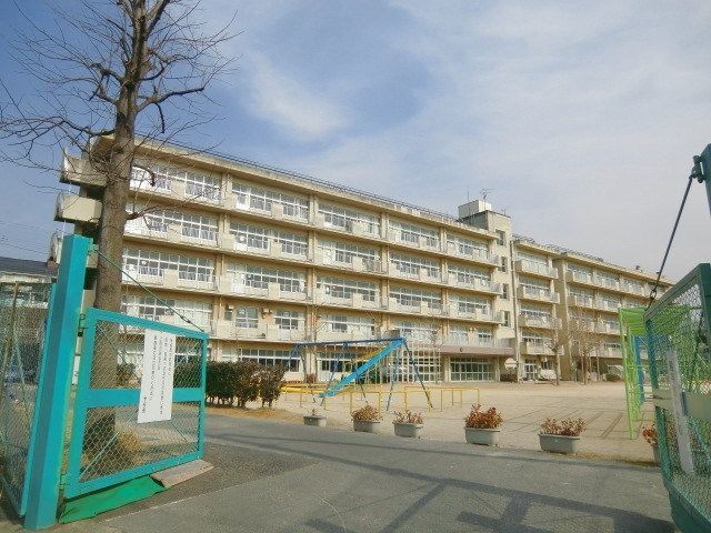 小学校　殿平賀小学校（小学校）まで310m
