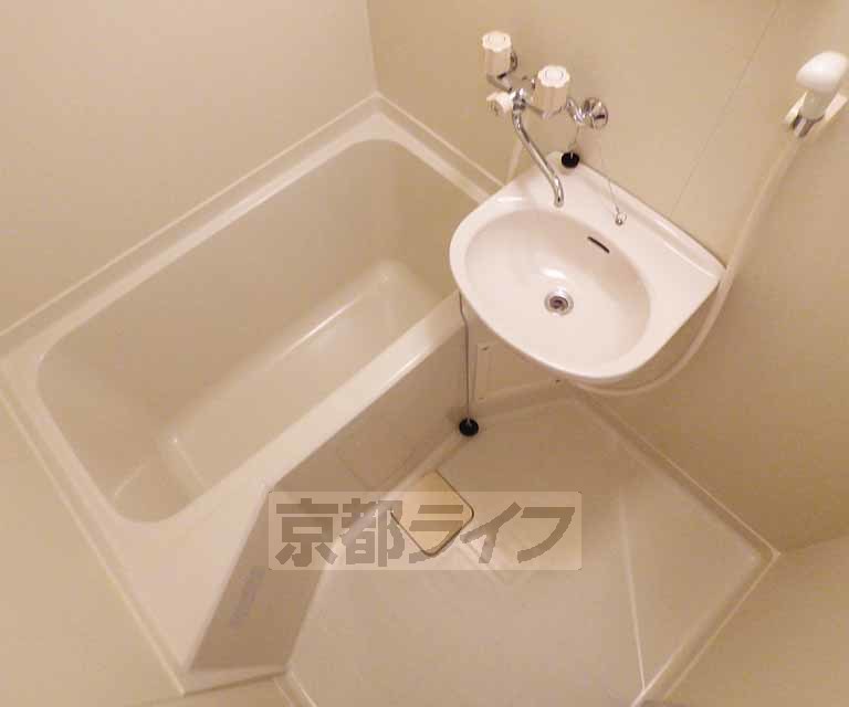 バス・シャワールーム　広々とした浴室です。