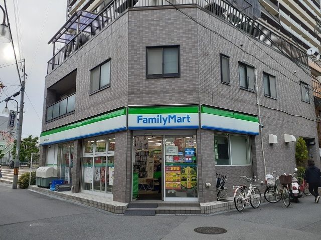 コンビニ　ファミリーマート様（コンビニ）まで220m