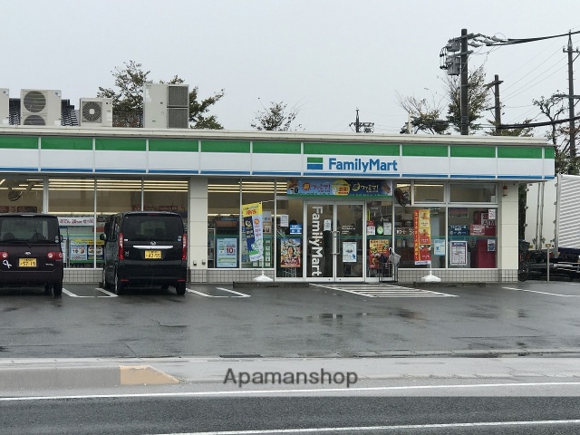 コンビニ　ファミリーマート（コンビニ）まで671m