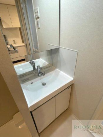 洗面設備　※同タイプの別のお部屋です。