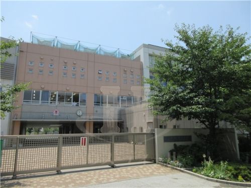 中学校　足立区立新田学園（中学校）まで933m