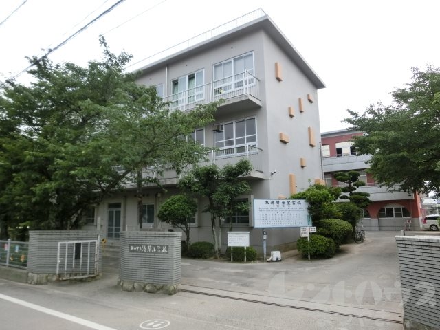 小学校　松山市立湯築小学校（小学校）まで1154m