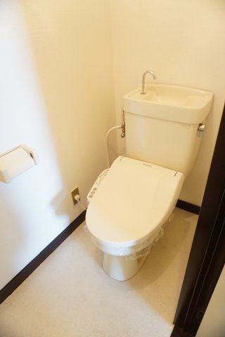 トイレ　清潔なウォシュレット付き