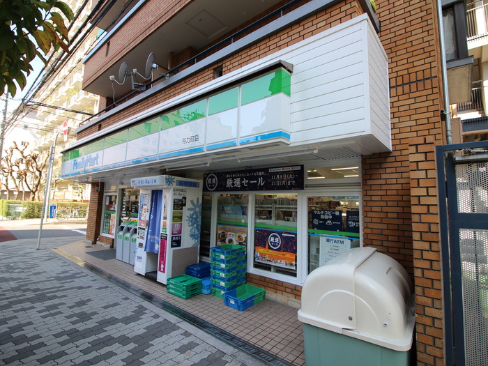 コンビニ　ファミリーマート（コンビニ）まで4m
