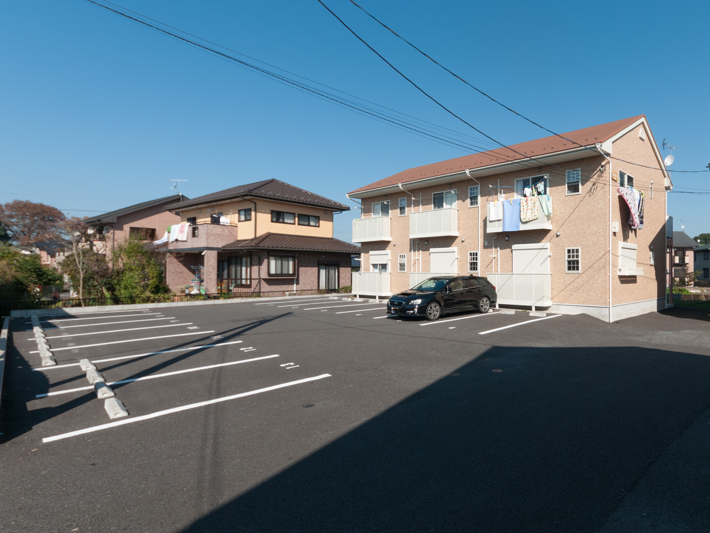駐車場　敷地内に広々とした駐車場があります